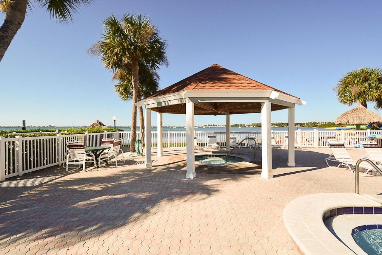 Two Bedroom Two Bath Family Condo - Sleeps Four - Unit B - Private Beach St. Petersburg Exterior photo